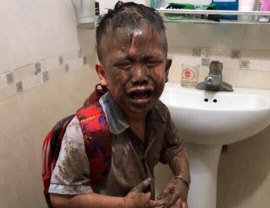 Mải “đuổi hoa bắt bướm”, cậu bé rơi xuống ruộng và biểu cảm sau đó khiến dân mạng phì cười