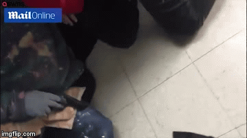 Video: Vào cửa hàng đòi tiền, tên cướp 