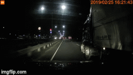 Video: Tài xế ngủ gục, ép xe ô tô cùng chiều rồi gây tai nạn kinh hoàng