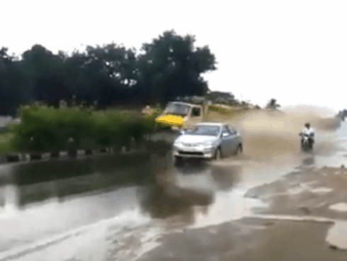 Video: Rùng mình vì xe tải phóng như bay, 