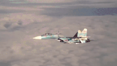 Video: “Hổ mang chúa” Su-27 Nga chặn máy bay do thám của Mỹ trên biển Baltic