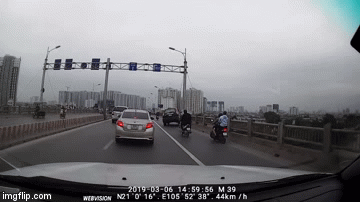 Video: Khiếp vía cảnh Honda CR-V lật ngửa trên cầu Vĩnh Tuy, nhiều xe máy 