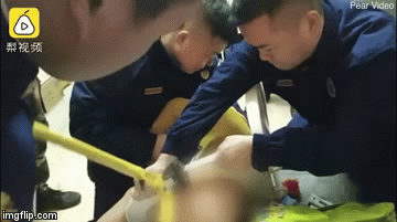 Bé trai mắc kẹt trong miệng bồn cầu suốt 2 tiếng vì mải chơi game