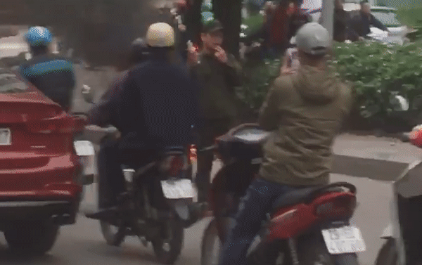 Video: Tài xế hoảng hốt vứt xe máy bốc cháy ngùn ngụt, bỏ chạy thoát thân