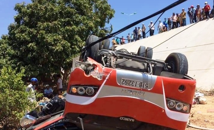 Tin tai nạn giao thông mới nhất ngày 10/3/2019: Xe chở du khách Hàn Quốc lao xuống vực, tài xế tử vong