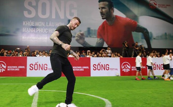 Beckham thi triển kỹ thuật sút phạt thu hút fan Việt