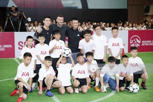 David Beckham thi đấu tâng bóng cùng với Công Vinh, Duy Mạnh tại TP.HCM