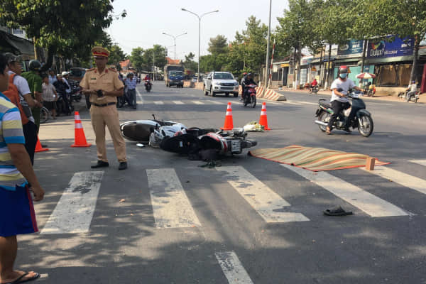 Va chạm xe máy, người đàn ông ngã ra đường bị xe ô tô cán tử vong