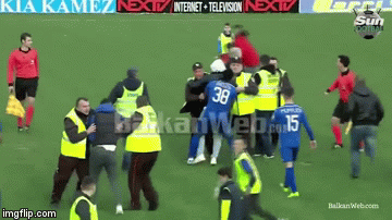 Video: CĐV quá khích tràn xuống sân hành hung trọng tài tại Albania