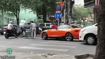 Bỏ xe BMW giữa phố giúp cụ già sang đường,