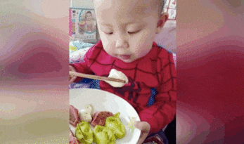 Video: Bé 2 tuổi dùng đũa ăn nhoay nhoáy gây sốt mạng xã hội