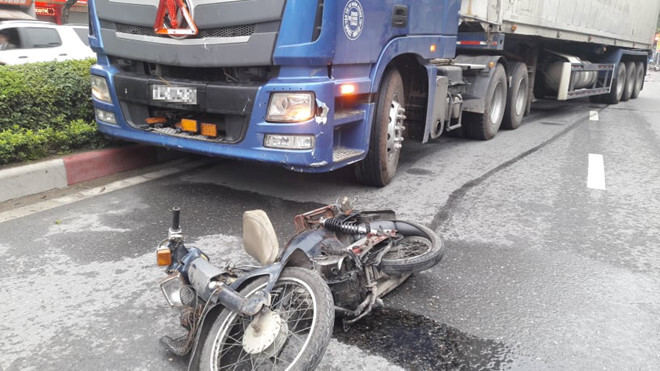 Tai nạn giao thông, container kéo lê người đàn ông lúc rạng sáng