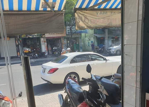 Choáng váng cảnh chủ xe Mercedes tiền tỷ chạy grab kiếm 33 nghìn đồng