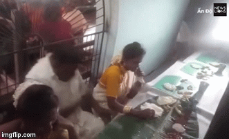 Video: Chú rể hậm hực hất tung bàn tiệc vì bị cô dâu trêu chọc trong lễ cưới