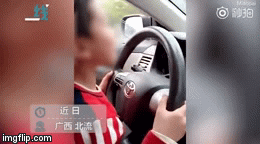 Video: Rùng mình cảnh bố để con trai 4 tuổi ngồi lên đùi lái ôtô chở cả nhà