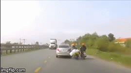 Bị ô tô quệt văng xuống đường, mẹ nhanh trí cứu con thoát khỏi bánh container