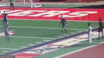 Video: Kinh hoàng khoảnh khắc trụ đèn đổ sập, đè lên người trọng tài ngay trong trận đấu bóng đá