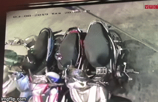 Video: Người đàn ông mặc đồng phục Grab trộm mũ bảo hiểm đắt tiền rồi nhanh chân tẩu thoát