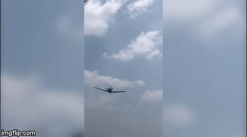 Video: Khoảnh khắc máy bay rơi tan tành sau khi nhào lộn trên không gây sốc