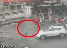 Video: Cậu bé sống sót thần kì sau cú đâm kinh hoàng của ô tô