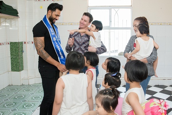 Nam vương siêu quốc gia cùng Minh Trung, Võ Cảnh đi từ thiện tại Việt Nam