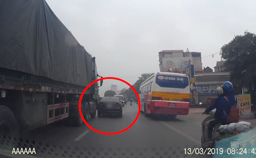 Video: Bị xe tải cọ đuôi, ôtô con bẻ lái không tưởng gây bất ngờ