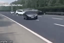 Video: Ôtô bị đâm xoay ngang, bốc cháy giữa đường vì bỗng nhiên dừng trên cao tốc