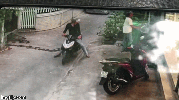 Video: 2 thanh niên chạy xe vào ngõ vắng trộm thùng rác