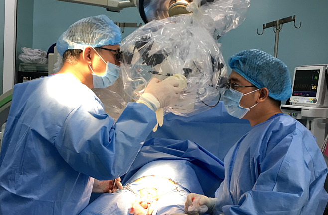 Chăm sóc heo con, người đàn ông bị lợn mẹ cắn rách dương vật