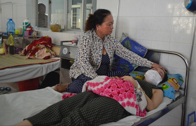 Cô giáo mầm non bị mẹ và bà ngoại học sinh đánh ngất xỉu