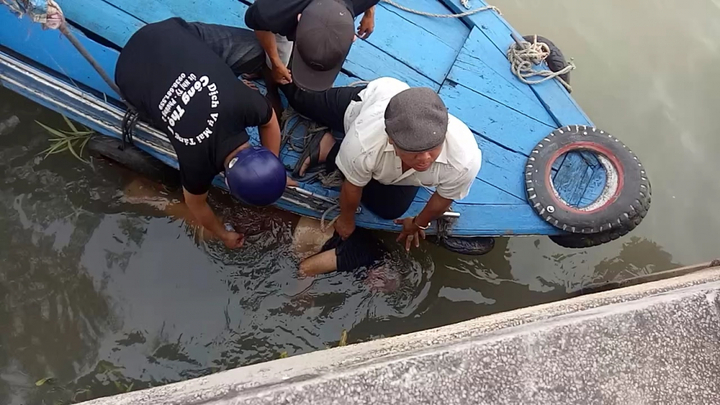 Thi thể người đàn ông khoảng 70 tuổi trôi lập lờ trên sông ở Tiền Giang