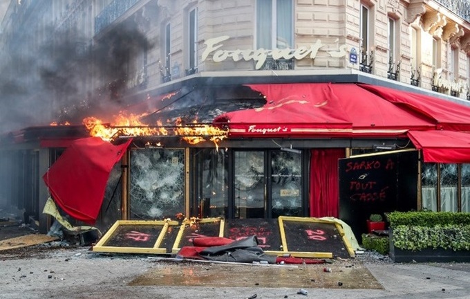 Lợi dụng biểu tình, nhiều