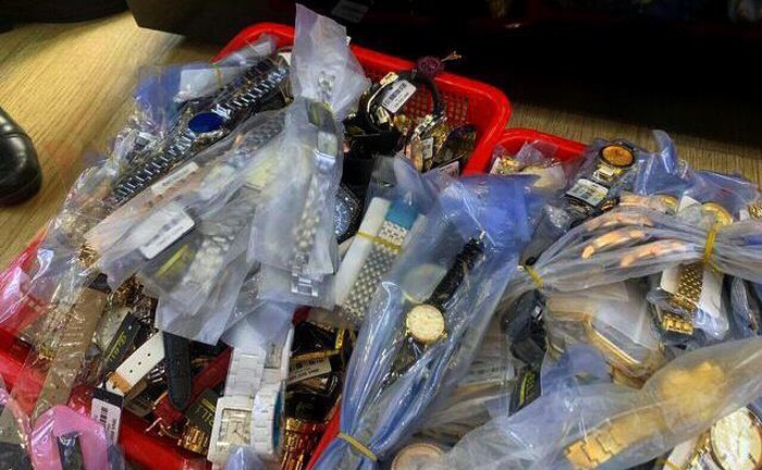 Kiểm tra 5 cửa hàng ở Nha Trang, tịch thu hơn 3.000 đồng hồ Rolex, Patek Philippe... giả