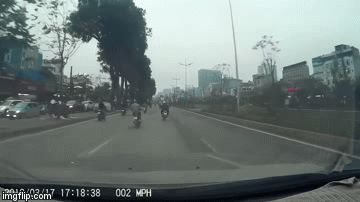 Đâm cô gái sang đường ngã ngửa, nam thanh niên