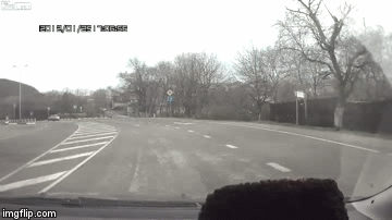 Video: Kinh hoàng khoảnh khắc đôi nam nữ văng khỏi ôtô đang chạy