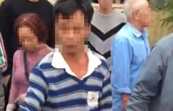 Say rượu bế trẻ lạ đi chơi, người đàn ông bị dân đòi vây đánh vì nghi bắt cóc trẻ em