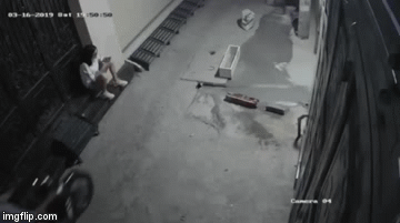 Video: Cô gái trẻ suýt bị cướp điện thoại trước cửa nhà và màn phản xạ nhanh như cắt