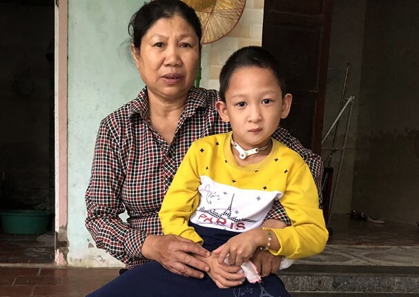 Tấm lòng thơm thảo của cặp vợ chồng già đi tìm sự sống cho con nuôi bị dị tật