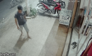 Video: Người đàn ông đi chân đất thản nhiên dựng xe đạp, trộm dép trước nhà dân