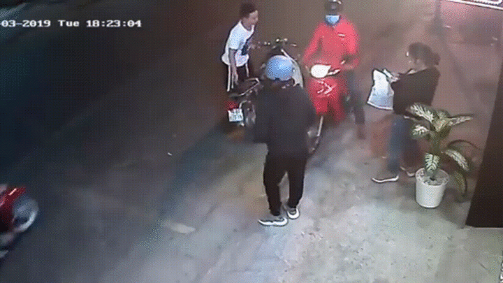 Clip: Đứng nhắn tin trước cửa hàng, cô gái bị giật điện thoại trong nháy mắt