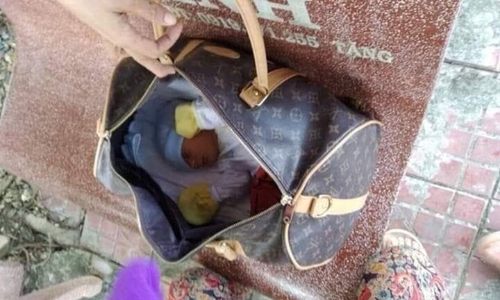 Nhận nuôi bé gái bị bỏ rơi và cuộc tranh cãi pháp lý với người mẹ vô tâm