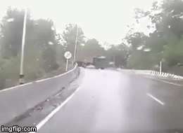 Video: Vào cua trái gấp, xe tải lật ngửa đè bẹp người đi đường