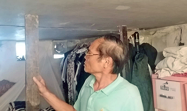 Dân phố cổ Hà Nội dùng cột chống sập do hàng xóm xây nhà