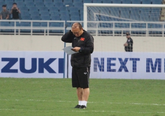 HLV Park Hang-seo “vò đầu bứt tai” ngâm cứu chiến thuật trên sân tập