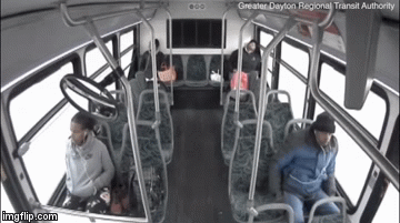 Video: Va chạm kinh hoàng, hành khách bắn ra khỏi cửa kính