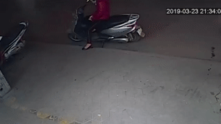 Video: Dừng xe bên lề đường dùng điện thoại, người phụ nữ bị ôtô hất tung xuống đường