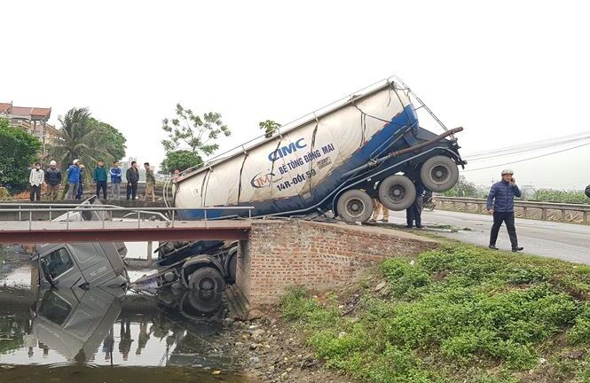 Tin tai nạn giao thông mới nhất ngày 26/3/2019: Va chạm với xe bồn, người phụ nữ đi bán rau tử vong