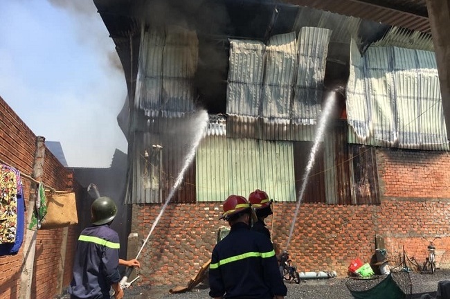 Bình Dương: Cháy xưởng gỗ rộng 1.000m2, người dân hoảng sợ bỏ chạy