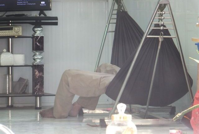 Phát hiện thi thể người đàn ông trên võng với nhiều vết máu khô