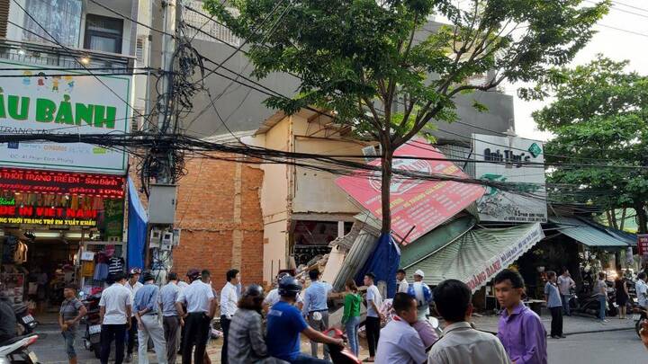 Sập nhà giữa thành phố Đà Nẵng, người dân hoảng loạn tháo chạy